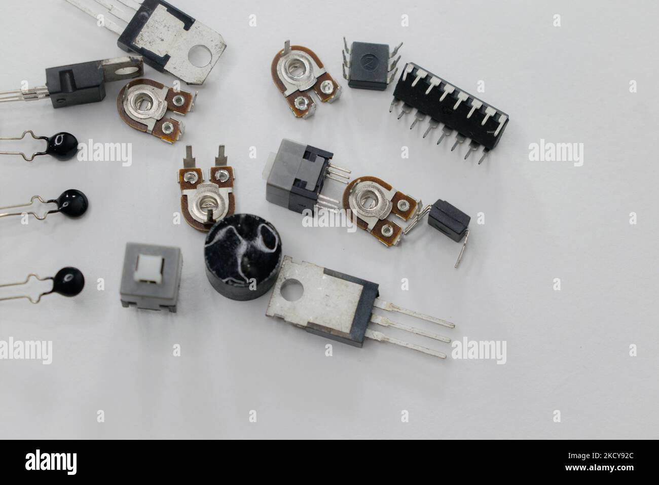 Apparecchiature utilizzate in progetti di ingegneria isolate su sfondo bianco. Resistori, condensatori, diodi, tiristori, interruttori, microprocessori isolati. Foto Stock