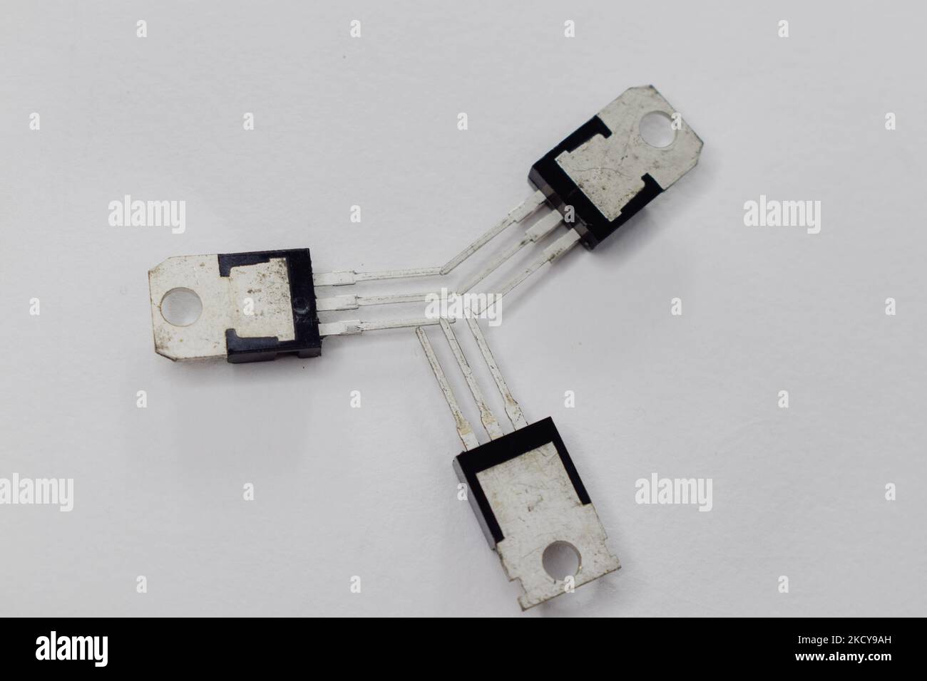 Tiristori multipli isolati su sfondo bianco. Il tiristore è il raddrizzatore controllato al silicio. Foto Stock