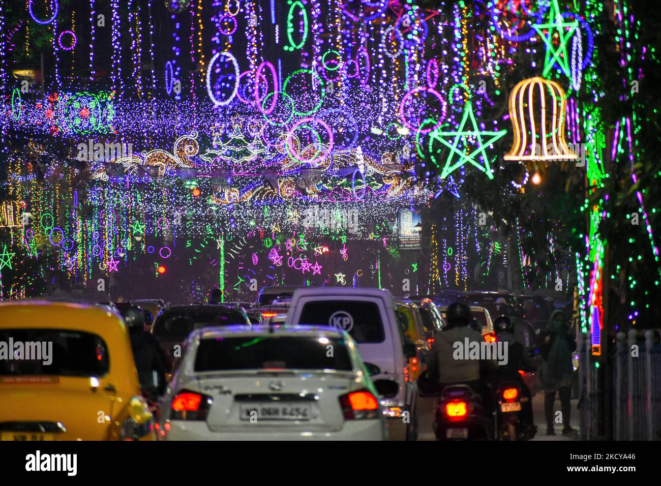 Una strada è Kolkata è visto decorato con luci di Natale in vista della Celebrazione di Natale a Kolkata , India , il 21 dicembre 2021 . (Foto di Debarchan Chatterjee/NurPhoto) Foto Stock