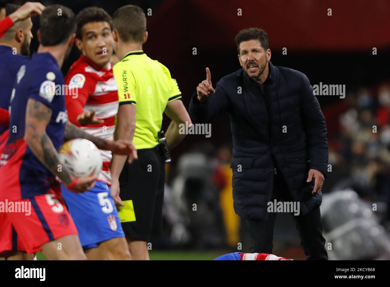 Diego Pablo Simeone, allenatore dell'Atletico de Madrid reagisce durante la partita la Liga tra Granada CF e Atletico de Madrid allo stadio Nuevo Los Carmenes il 22 dicembre 2021 a Granada, Spagna. (Foto di Álex Cámara/NurPhoto) Foto Stock