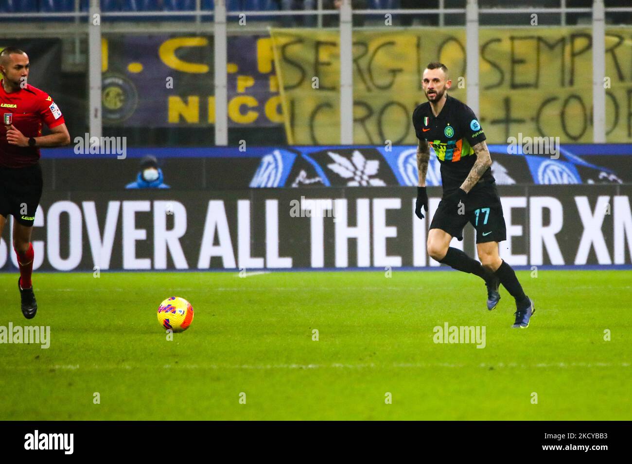 Marcelo Brozovic dell'Inter in azione durante la Serie Una partita di calcio tra FC Internazionale vs Torino FC il 22 dicembre 2021 allo stadio Giuseppe Meazza di Milano (Photo by Mairo Cinquetti/NurPhoto) Foto Stock