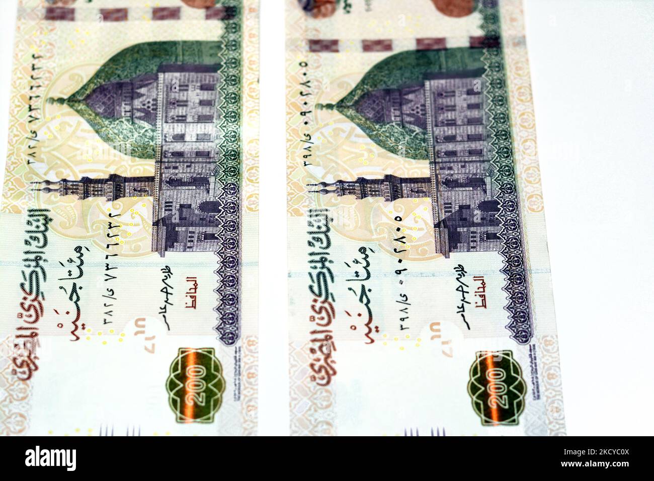 Lato opposto di 200 LE EGP duecento sterline egiziane denaro contante banconote serie 2022 caratteristiche la moschea di Qani-Bay al Cairo, Egitto, focu selettivo Foto Stock