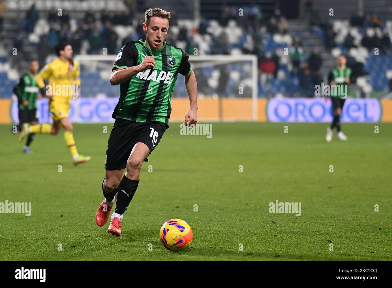 Davide Frattesi (sassuolo) in azione durante la serie calcistica italiana A match US Sassuolo vs Bologna FC il 22 dicembre 2021 allo Stadio MAPEI di Reggio Emilia (Photo by Gianluca Ricci/LiveMedia/NurPhoto) Foto Stock