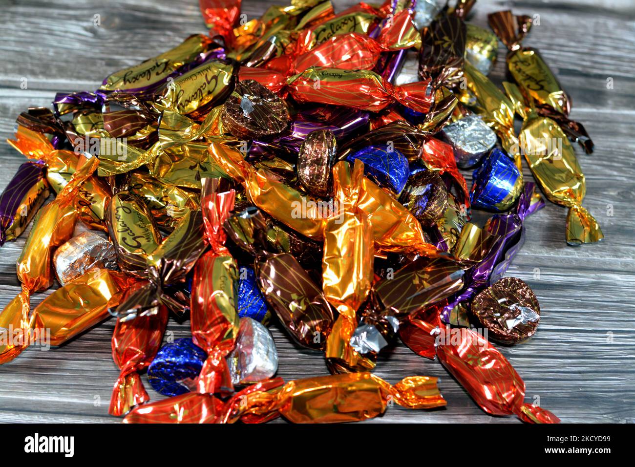 Cairo, Egitto, novembre 1 2022: Gioielli Galaxy latte assortito e cioccolatini scuro pezzi pacchetto con classici come seta liscia, caramello croccante a squisito Foto Stock