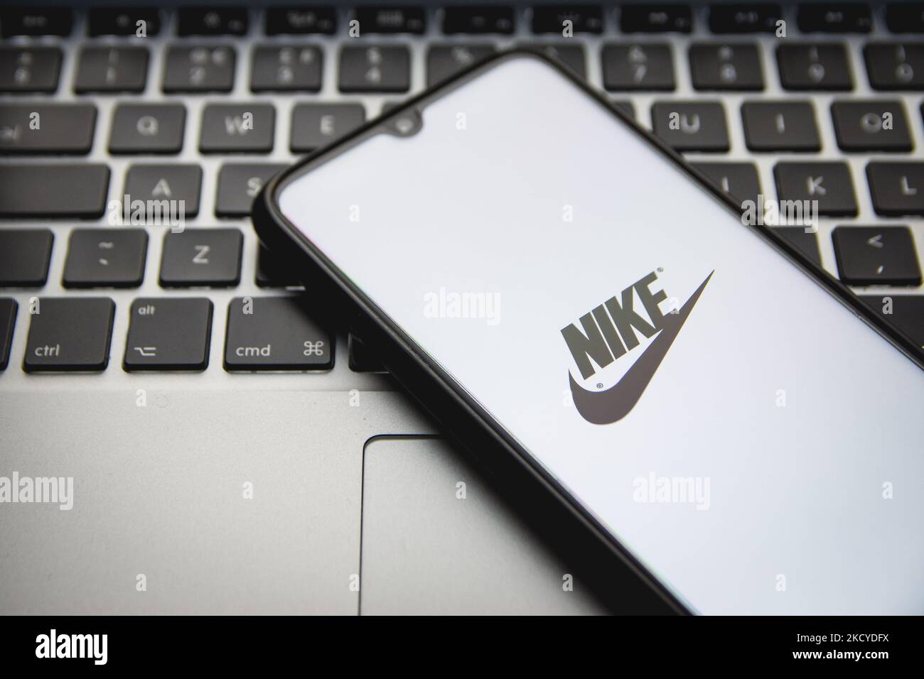 In questa foto, il logo Nike viene visualizzato sullo schermo di uno smartphone con una parola chiave del computer sullo sfondo ad Atene, in Grecia, il 23 dicembre 2021. (Foto di Nikolas Kokovlis/NurPhoto) Foto Stock