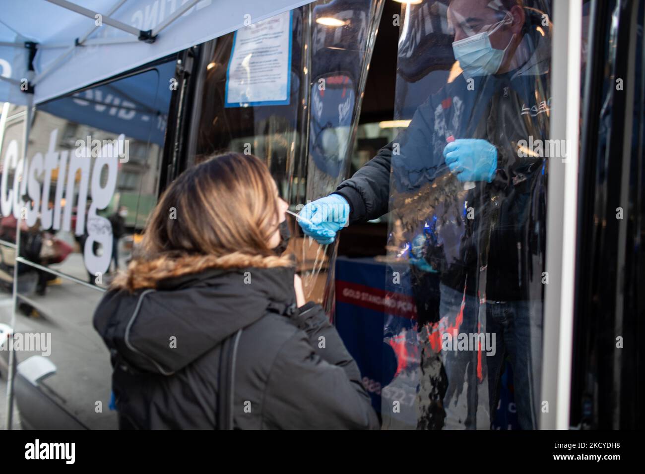 La gente attende in lunghe file per essere testata per il Covid-19, mentre New York City sperimenta i casi quotidiani più alti, come Omicron varient domina fin dall'inizio delle pandemie. (Foto di Jashim Salam/NurPhoto) Foto Stock