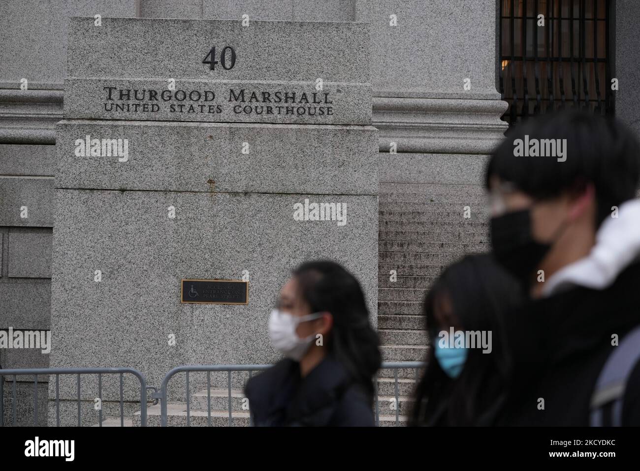 Il tribunale degli Stati Uniti di Thurgood Marshall è visto a Manhattan mentre la giuria delibera nel caso contro Ghislaine Maxwell il 23 dicembre 2021 a New York City. Il 59 Maxwell è accusato di aiutare il finanziere Jeffrey Epstein reclutare e abusare sessualmente quattro ragazze minorenni per anni. Se condannato, la socializzazione britannica potrebbe affrontare fino a 80 anni di carcere. (Foto di John Nacion/NurPhoto) Foto Stock