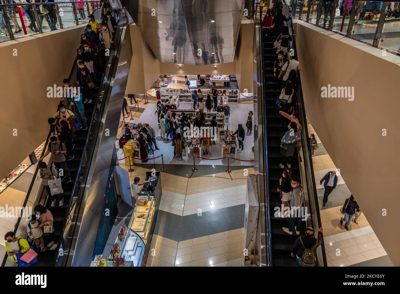 La gente si precipita dentro e fuori dal centro commerciale Megabox per fare shopping all'ultimo minuto la vigilia di Natale. (Foto di Marc Fernandes/NurPhoto) Foto Stock