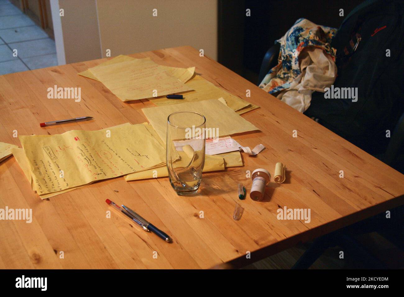 Bottiglia vuota della pillola per il farmaco Aderall riposa sul tavolo da uno studente universitario esame note la notte prima di metà termini a Windsor, Ontario, Canada. Gli studenti universitari e universitari stanno usando il farmaco Adderall per mantenere il loro fuoco, in particolare durante i periodi stressanti come il tempo di esame. Adderall, un'anfetamina prescritta a individui con disturbo da deficit di attenzione iperattività (ADHD) è ora comune nei campus in tutto il Nord America. I ricercatori negli Stati Uniti stimano che il 30 per cento degli studenti abusa di Adderall. (Foto di Creative Touch Imaging Ltd./Nur Foto Stock