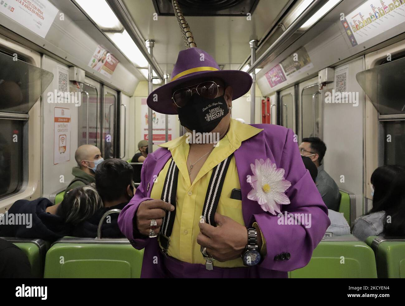 Pablo Estevez, pachuco, posa all'interno di una macchina metropolitana di Città del Messico durante l'emergenza sanitaria COVID-19 e il semaforo verde epidemiologico della città. È uno stile di essere e vestirsi che è emerso negli anni '1930s tra i giovani nella zona di confine del Messico e degli Stati Uniti. Il vestito di zoot del baggy è emerso in Harlem, New York 1930s, fra i musicisti jazz ed è stato denominato drappeggi. Successivamente, il suo uso si diffuse tra comunità non anglosassoni come italiani, ebrei e, infine, messicani. Il 25 dicembre 2021, a Città del Messico. (Foto di Gerardo Vieyra/NurPhoto) Foto Stock