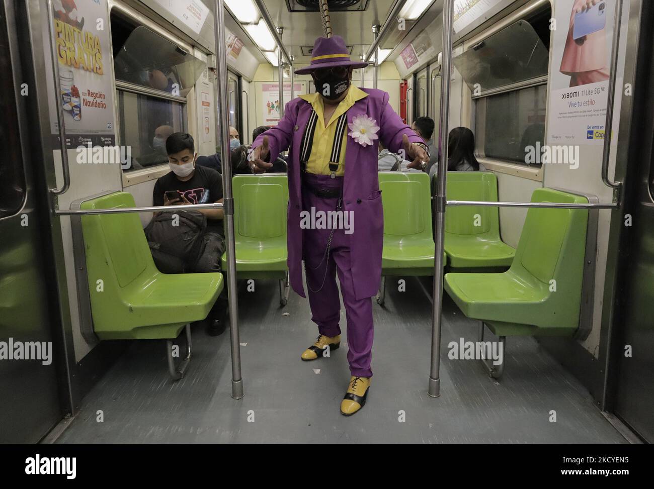 Pablo Estevez, pachuco, posa all'interno di una macchina metropolitana di Città del Messico durante l'emergenza sanitaria COVID-19 e il semaforo verde epidemiologico della città. È uno stile di essere e vestirsi che è emerso negli anni '1930s tra i giovani nella zona di confine del Messico e degli Stati Uniti. Il vestito di zoot del baggy è emerso in Harlem, New York 1930s, fra i musicisti jazz ed è stato denominato drappeggi. Successivamente, il suo uso si diffuse tra comunità non anglosassoni come italiani, ebrei e, infine, messicani. Il 25 dicembre 2021, a Città del Messico. (Foto di Gerardo Vieyra/NurPhoto) Foto Stock