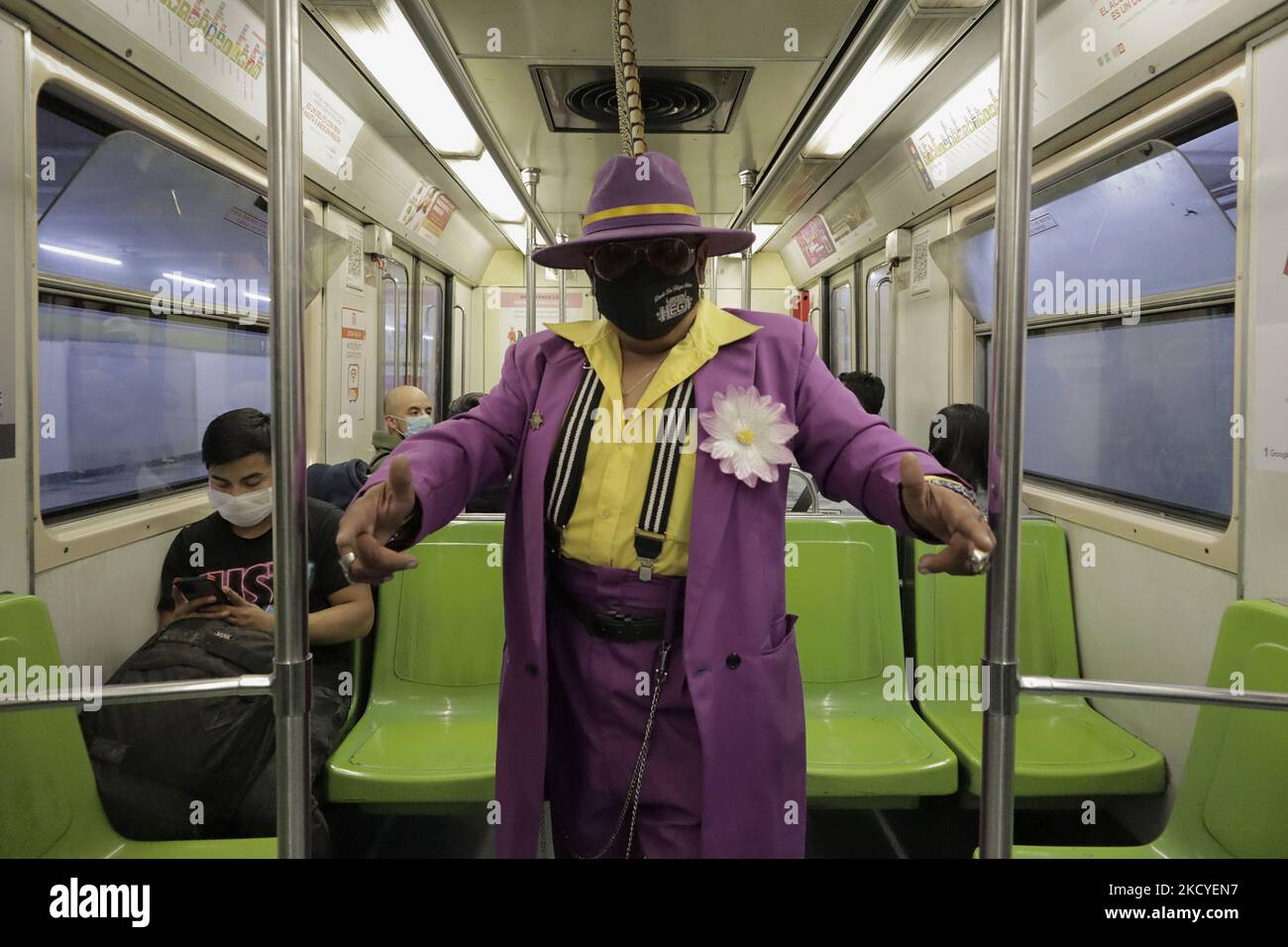 Pablo Estevez, pachuco, posa all'interno di una macchina metropolitana di Città del Messico durante l'emergenza sanitaria COVID-19 e il semaforo verde epidemiologico della città. È uno stile di essere e vestirsi che è emerso negli anni '1930s tra i giovani nella zona di confine del Messico e degli Stati Uniti. Il vestito di zoot del baggy è emerso in Harlem, New York 1930s, fra i musicisti jazz ed è stato denominato drappeggi. Successivamente, il suo uso si diffuse tra comunità non anglosassoni come italiani, ebrei e, infine, messicani. Il 25 dicembre 2021, a Città del Messico. (Foto di Gerardo Vieyra/NurPhoto) Foto Stock