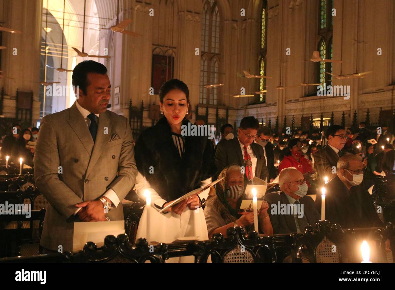 Il tennista indiano Leander Paes e l'attrice Kim Sharma partecipano alla preghiera della luce delle candele di Mid Night presso la Chiesa di San Paolo in occasione della vigilia di Natale che segna la nascita di Gesù Cristo il 24,2021 dicembre a Kolkata, in India. (Foto di Debajyoti Chakraborty/NurPhoto) Foto Stock