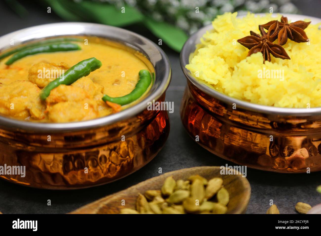 Curry di gamberetto in stile Goan con riso speziato allo zafferano a Toronto, Ontario, Canada, il 26 dicembre 2021. Questi piatti provengono da Goa, India e sono ricchi di sapori e spezie. (Foto di Creative Touch Imaging Ltd./NurPhoto) Foto Stock