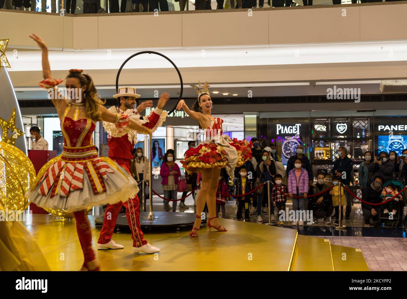 Gli artisti ballano nel centro commerciale Festival Walk, mentre i clienti guardano. (Foto di Marc Fernandes/NurPhoto) Foto Stock