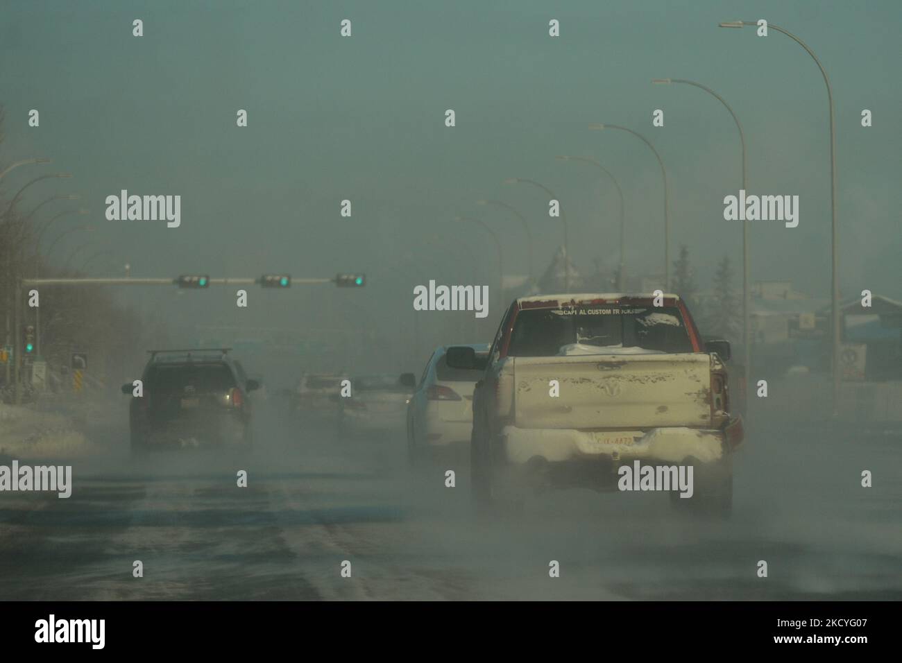 Calgary Trail a sud di Edmonton, visto al mattino a temperature basse fino a -30C. Le zone di Edmonton e dell'Alberta settentrionale stanno vivendo un periodo prolungato di condizioni di freddo estremo. Le avvertenze di gelo estremo sono state emesse mentre le temperature di vento freddo fra -40 e -55 rimangono questa sera, comportante i rischi per la salute aumentati quali il congelamento e l'ipotermia. Lunedì 27 dicembre 2021, a Edmonton, Alberta, Canada. (Foto di Artur Widak/NurPhoto) Foto Stock