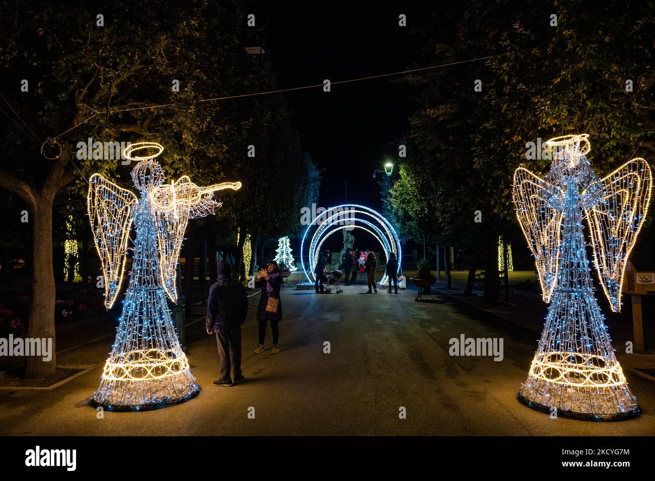 Installazioni leggere in occasione delle vacanze natalizie nella villa comunale di Trani il 28 dicembre 2021. Le luci di Natale di Trani, oltre alle luci di Villa Comunale, hanno sicuramente cambiato lo sguardo di Piazza Duomo di Trani, con l'albero e la presepe, in chiave natalizia, grazie alla conferma della preziosa iniziativa della Fondazione Seca, In collaborazione con il lavoro di don uva Bisceglie e con il sostegno del comune di Trani. (Foto di Davide Pischettola/NurPhoto) Foto Stock