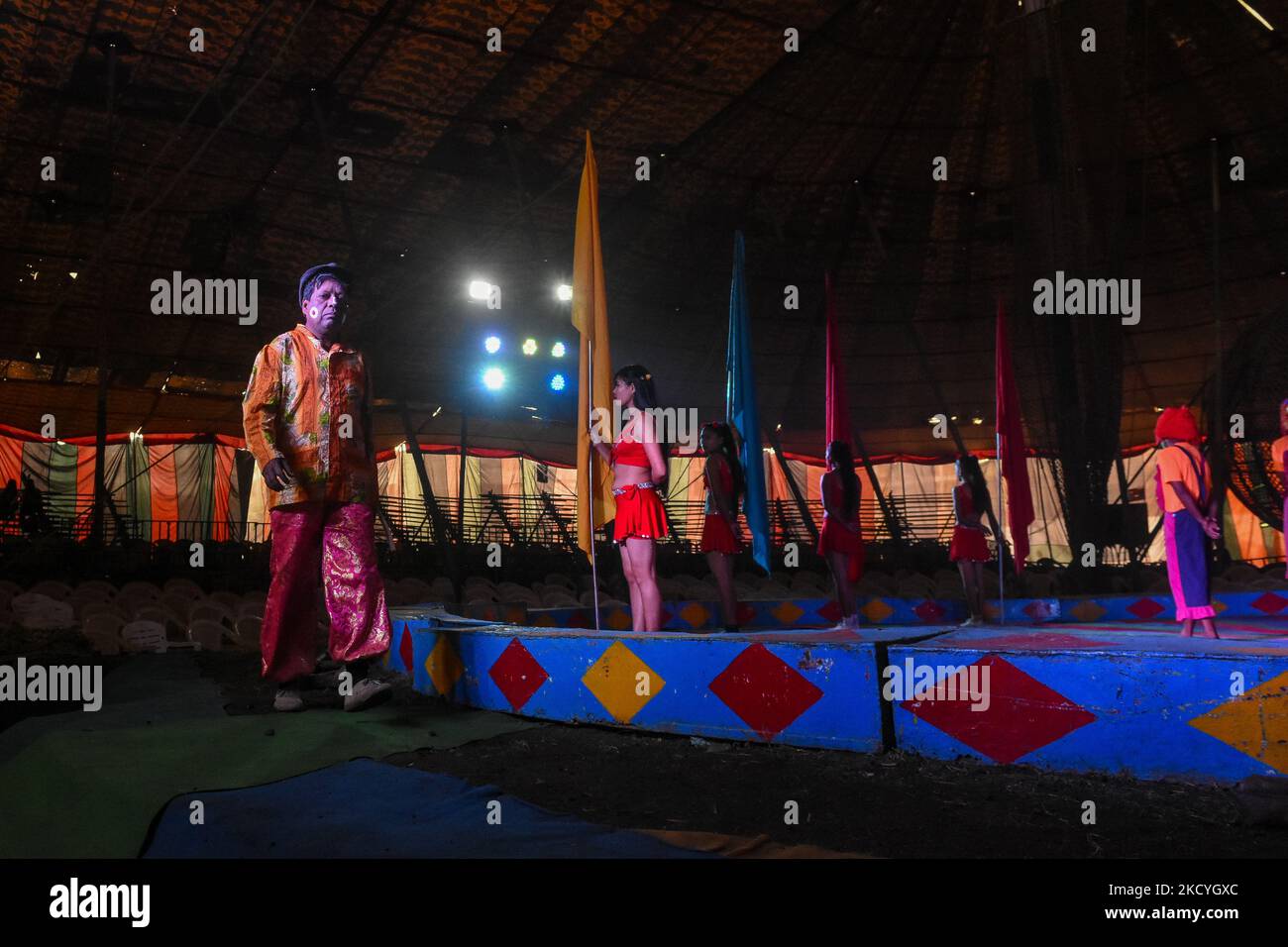 Una scena in un circo a Kolkata , India , il 29 dicembre 2021 .Ajanta Circus riapre al pubblico dopo essere stato chiuso per quasi 3 anni a causa di sforzi finanziari e COVID-19 . (Foto di Debarchan Chatterjee/NurPhoto) Foto Stock