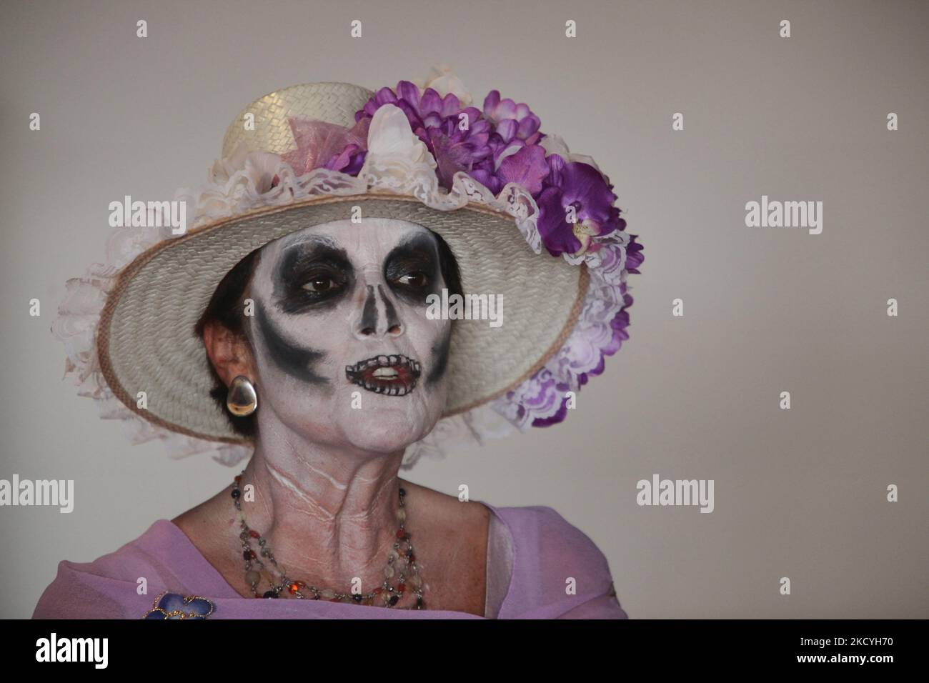 Donna vestita come 'la Catrina la Diva della morte' durante le celebrazioni del giorno dei morti a Toronto, Ontario, Canada, il 09 novembre 2009. La Giornata dei morti (dia de los Muertos) è una tradizionale festa messicana che coincide con la Giornata dell'anima nel calendario cattolico, è caratterizzata da visite ai luoghi di sepoltura dei cari. È un'occasione gioiosa durante la quale i celebranti ricordano il defunto. (Foto di Creative Touch Imaging Ltd./NurPhoto) Foto Stock