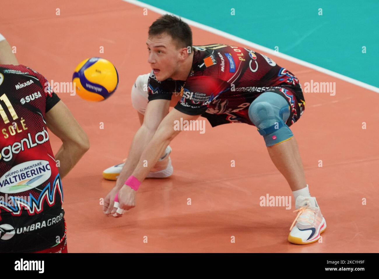 oleh plottnytskyi (n.17 Signore sicurezza conad perugia) durante il Volley Campionato Italiano Serie A Men Superleague Sir Safety Conad Perugia vs Volley Verona il 29 dicembre 2021 al PalaBarton di Perugia (Foto di Loris Cerquiglini/LiveMedia/NurPhoto) Foto Stock