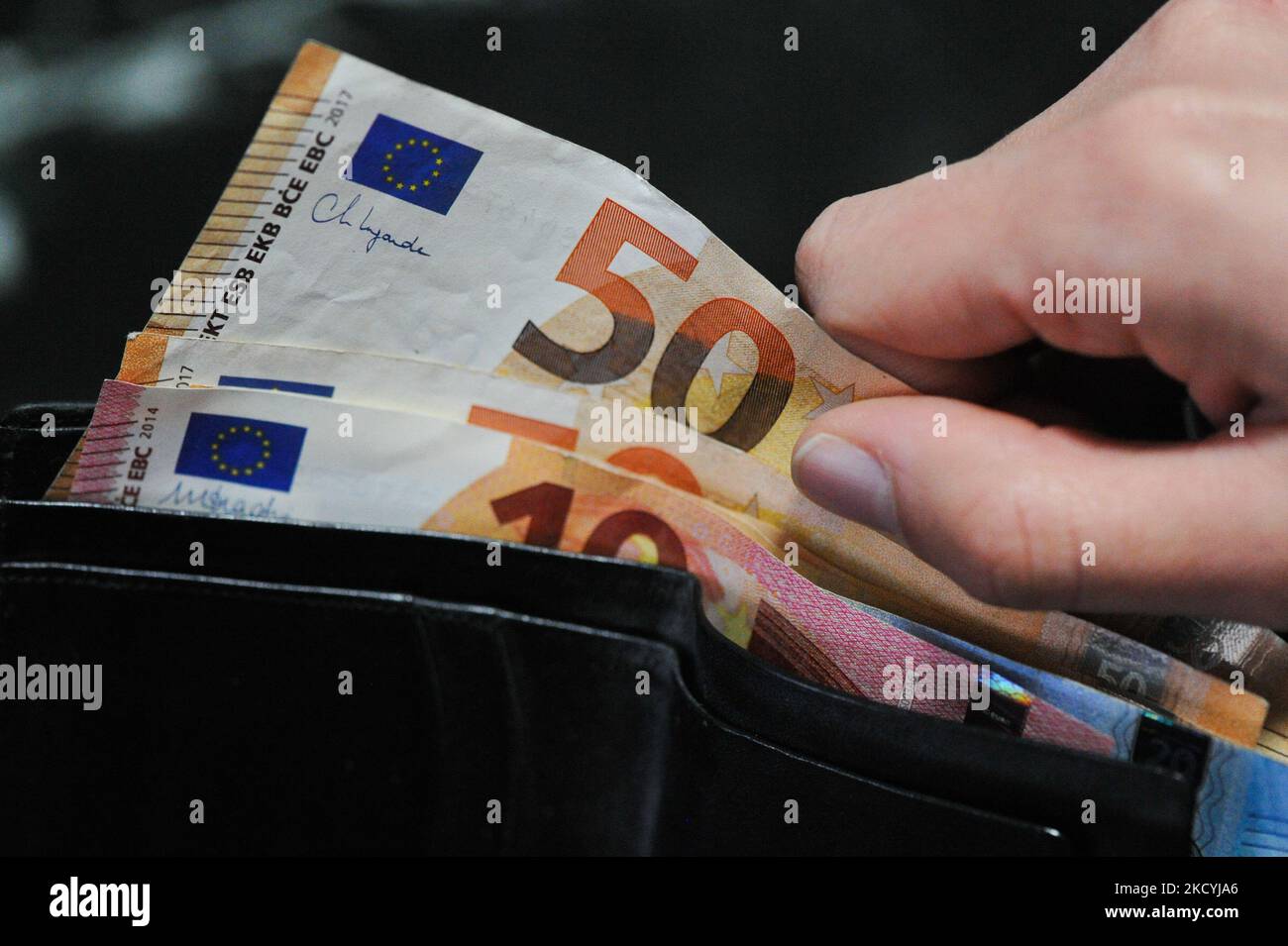 Le banconote in euro in portafoglio sono visibili a l'Aquila il 30 dicembre 2021. Il 1st gennaio 2022, in Italia saranno vietati pagamenti in contanti superiori a mille (1000) euro. (Foto di Lorenzo di Cola/NurPhoto) Foto Stock