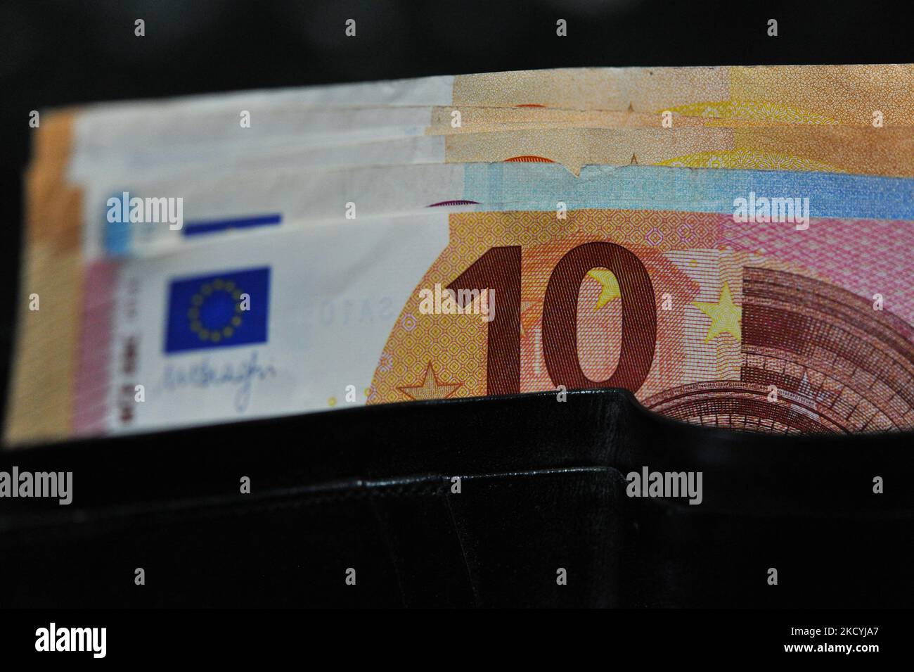 Le banconote in euro in portafoglio sono visibili a l'Aquila il 30 dicembre 2021. Il 1st gennaio 2022, in Italia saranno vietati pagamenti in contanti superiori a mille (1000) euro. (Foto di Lorenzo di Cola/NurPhoto) Foto Stock