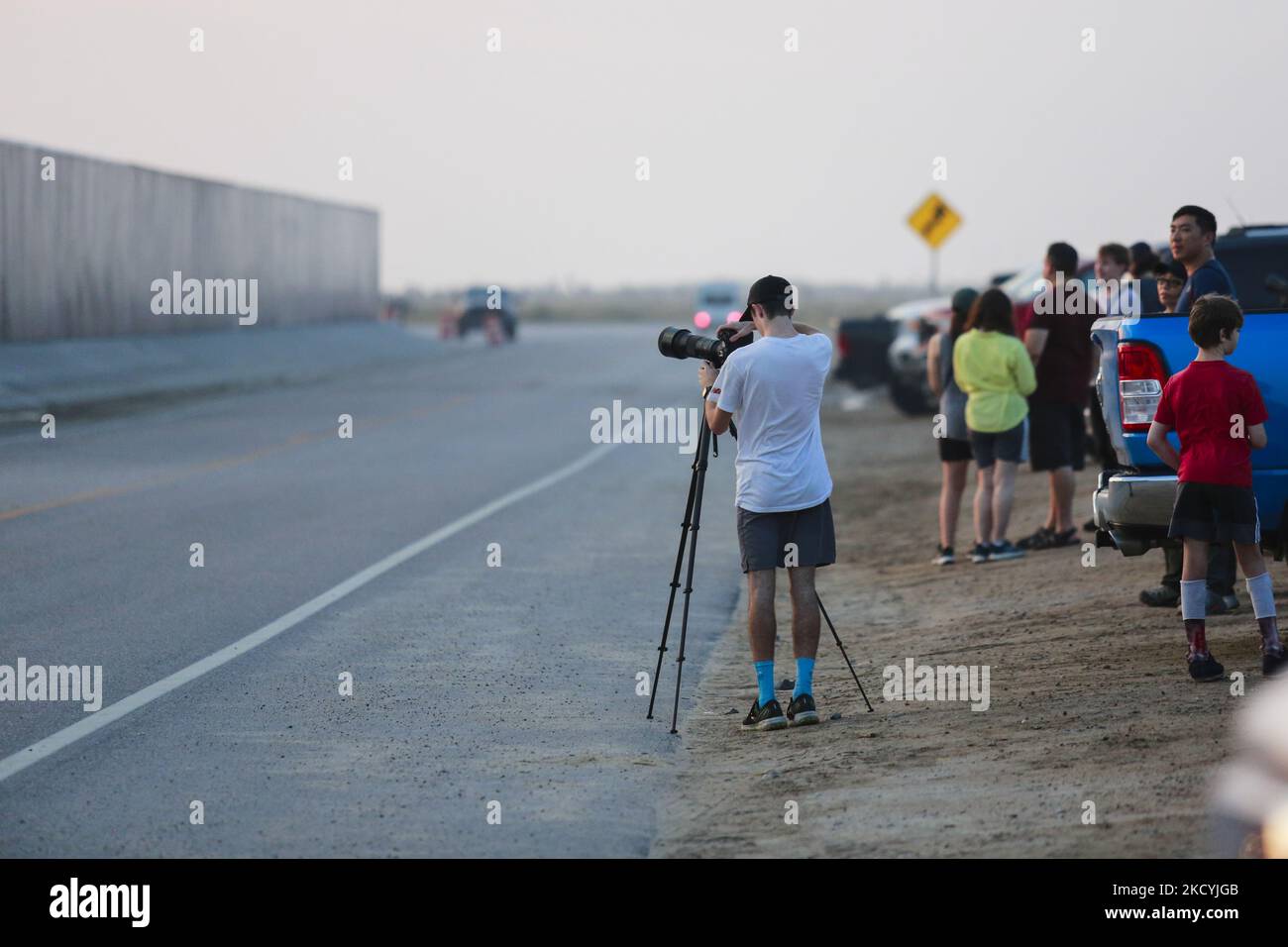 Gli appassionati di SpaceX approfittano dell'apertura della strada il 30th dicembre, un giorno dopo il test antincendio statico dello S20, per scattare foto e guardare il tramonto. (Foto di Reginald Mathalone/NurPhoto) Foto Stock