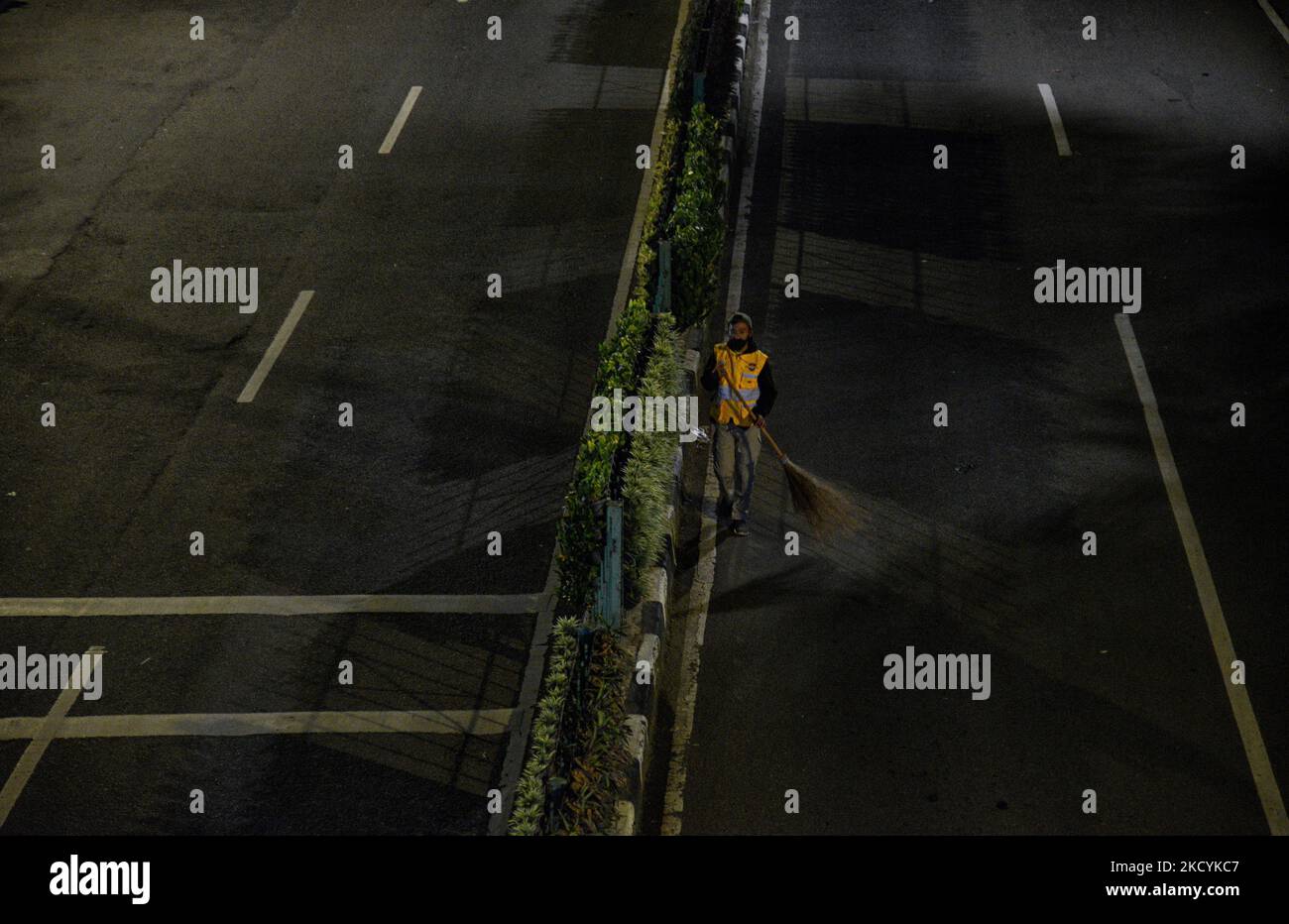 Un lavoratore pulito sulla strada deserta a Bogor il 31 dicembre 2021, le autorità indonesiane hanno chiuso le strade principali per applicare come parte della misura per limitare la diffusione della variante di Omicron in occasione del festeggiamento del nuovo anno. (Foto di Adriana Adie/NurPhoto) Foto Stock Un lavoratore pulito sulla strada deserta a Bogor il 31 dicembre 2021, le autorità indonesiane hanno chiuso le strade principali per applicare come parte della misura per limitare la diffusione della variante di Omicron in occasione del festeggiamento del nuovo anno. (Foto di Adriana Adie/NurPhoto) Foto Stock