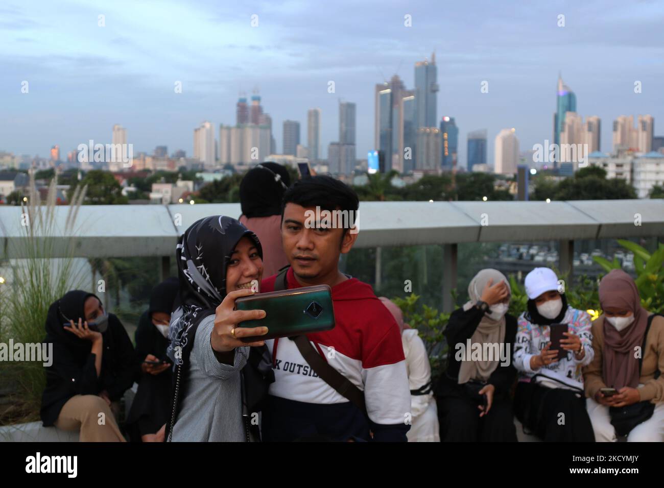 I residenti trascorrono la loro vacanza di Capodanno godendo la vista di Giacarta dallo Skywalk, Senayan Park, il 1,2022 gennaio. Lo Skywalk Senayan Park è ora diventato una delle attrazioni turistiche di scelta per i residenti di Giacarta a causa delle sue vedute instagramable, così tante persone cercano punti panoramici che pensano siano buoni. Dasril Roszandi (Foto di Dasril Roszandi/NurPhoto) Foto Stock