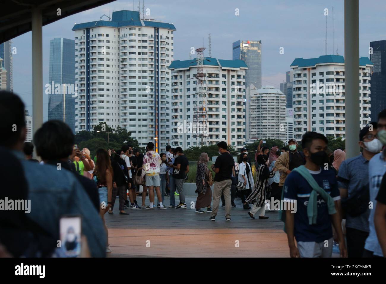 I residenti trascorrono la loro vacanza di Capodanno godendo la vista di Giacarta dallo Skywalk, Senayan Park, il 1,2022 gennaio. Lo Skywalk Senayan Park è ora diventato una delle attrazioni turistiche di scelta per i residenti di Giacarta a causa delle sue vedute instagramable, così tante persone cercano punti panoramici che pensano siano buoni. Dasril Roszandi (Foto di Dasril Roszandi/NurPhoto) Foto Stock