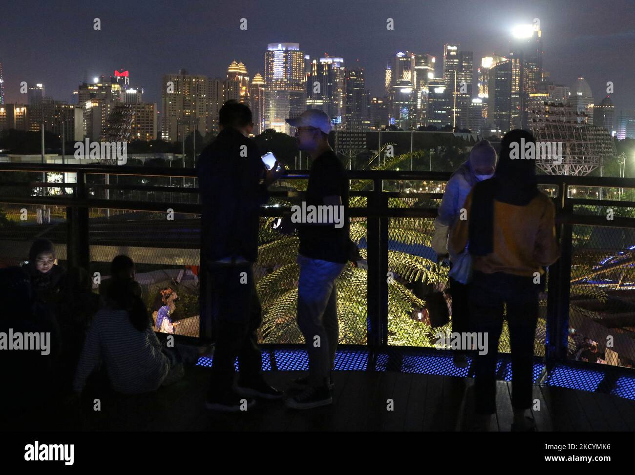 I residenti trascorrono la loro vacanza di Capodanno godendo la vista di Giacarta dallo Skywalk, Senayan Park, il 1,2022 gennaio. Lo Skywalk Senayan Park è ora diventato una delle attrazioni turistiche di scelta per i residenti di Giacarta a causa delle sue vedute instagramable, così tante persone cercano punti panoramici che pensano siano buoni. Dasril Roszandi (Foto di Dasril Roszandi/NurPhoto) Foto Stock