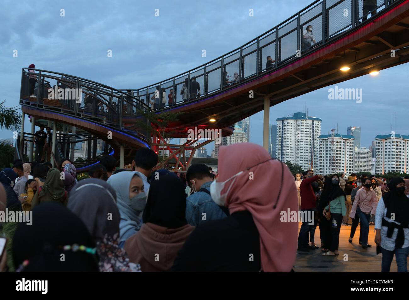 I residenti trascorrono la loro vacanza di Capodanno godendo la vista di Giacarta dallo Skywalk, Senayan Park, il 1,2022 gennaio. Lo Skywalk Senayan Park è ora diventato una delle attrazioni turistiche di scelta per i residenti di Giacarta a causa delle sue vedute instagramable, così tante persone cercano punti panoramici che pensano siano buoni. Dasril Roszandi (Foto di Dasril Roszandi/NurPhoto) Foto Stock