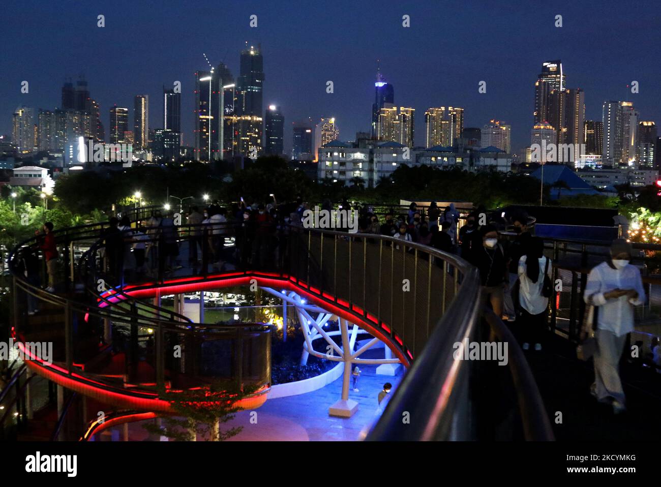I residenti trascorrono la loro vacanza di Capodanno godendo la vista di Giacarta dallo Skywalk, Senayan Park, il 1,2022 gennaio. Lo Skywalk Senayan Park è ora diventato una delle attrazioni turistiche di scelta per i residenti di Giacarta a causa delle sue vedute instagramable, così tante persone cercano punti panoramici che pensano siano buoni. Dasril Roszandi (Foto di Dasril Roszandi/NurPhoto) Foto Stock