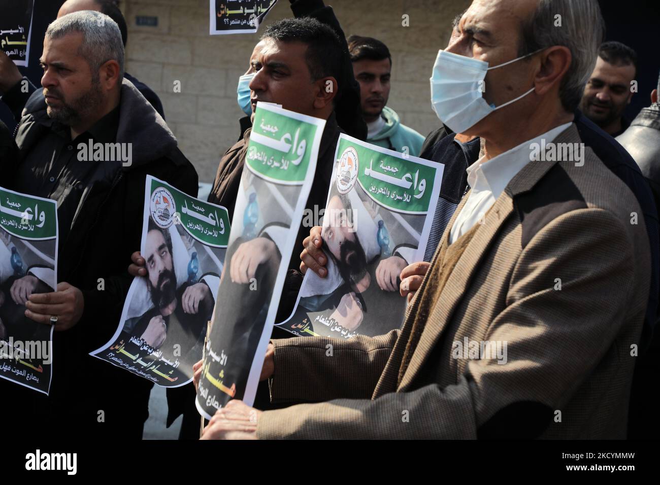I manifestanti palestinesi tengono foto di Hisham Abu Hawash, 40, Che è stato in sciopero della fame per più di 139 giorni dopo che è stato arrestato e messo in detenzione amministrativa da Israele , davanti all'Ufficio dell'Alto Commissario delle Nazioni Unite per i diritti umani a Gaza City, domenica 2 gennaio 2022. I parenti di Abu Hawash hanno detto che era in condizioni critiche in un ospedale israeliano. (Foto di Majdi Fathi/NurPhoto) Foto Stock
