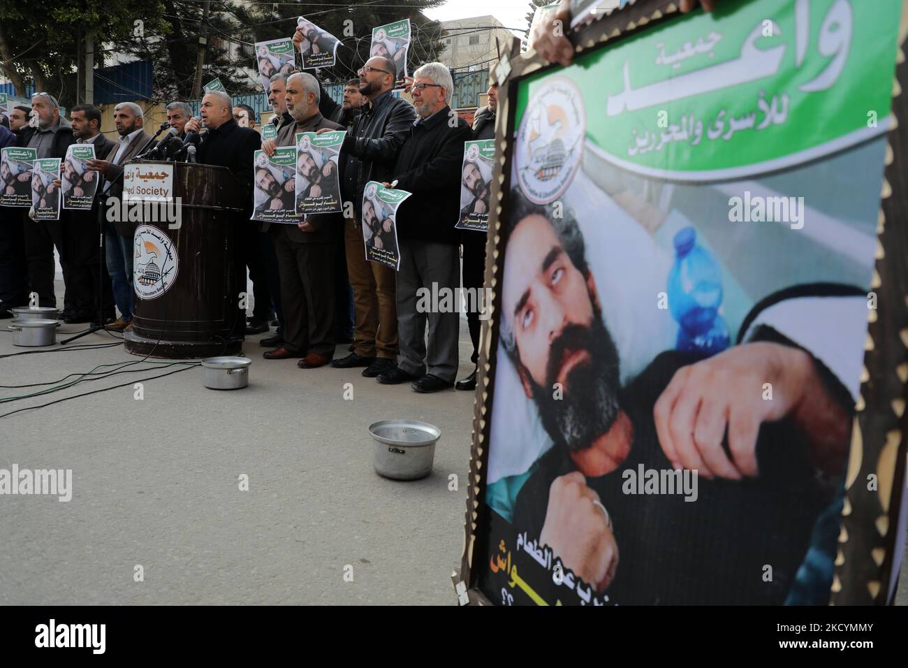 I manifestanti palestinesi tengono foto di Hisham Abu Hawash, 40, Che è stato in sciopero della fame per più di 139 giorni dopo che è stato arrestato e messo in detenzione amministrativa da Israele , davanti all'Ufficio dell'Alto Commissario delle Nazioni Unite per i diritti umani a Gaza City, domenica 2 gennaio 2022. I parenti di Abu Hawash hanno detto che era in condizioni critiche in un ospedale israeliano. (Foto di Majdi Fathi/NurPhoto) Foto Stock