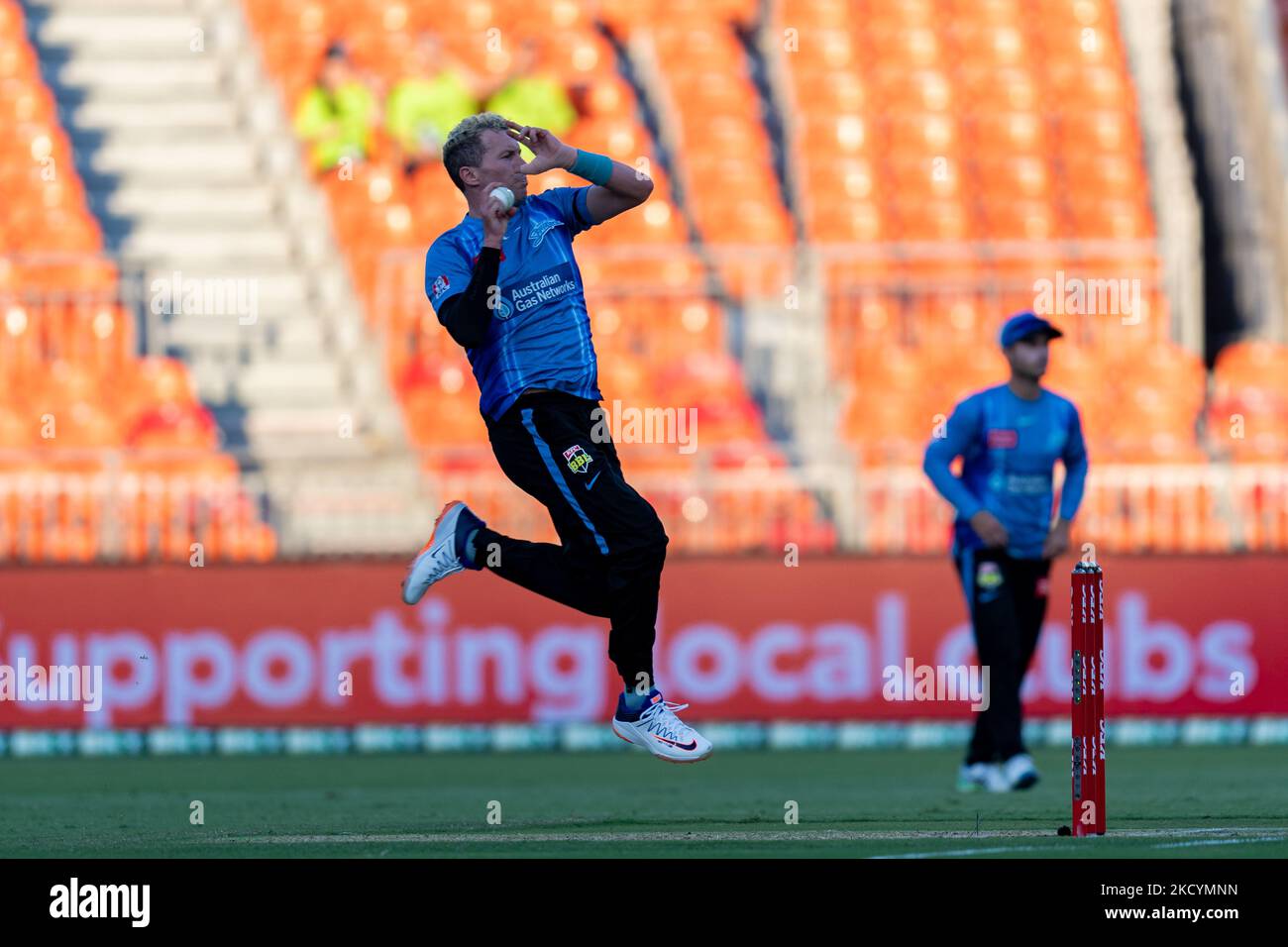 Peter Siddle of Strikers bocce durante la partita tra Sydney Thunder e Adelaide Strikers al Sydney Showground Stadium, il 02 gennaio 2022, a Sydney, Australia. (Foto di Izhar Khan /NurPhoto) Foto Stock