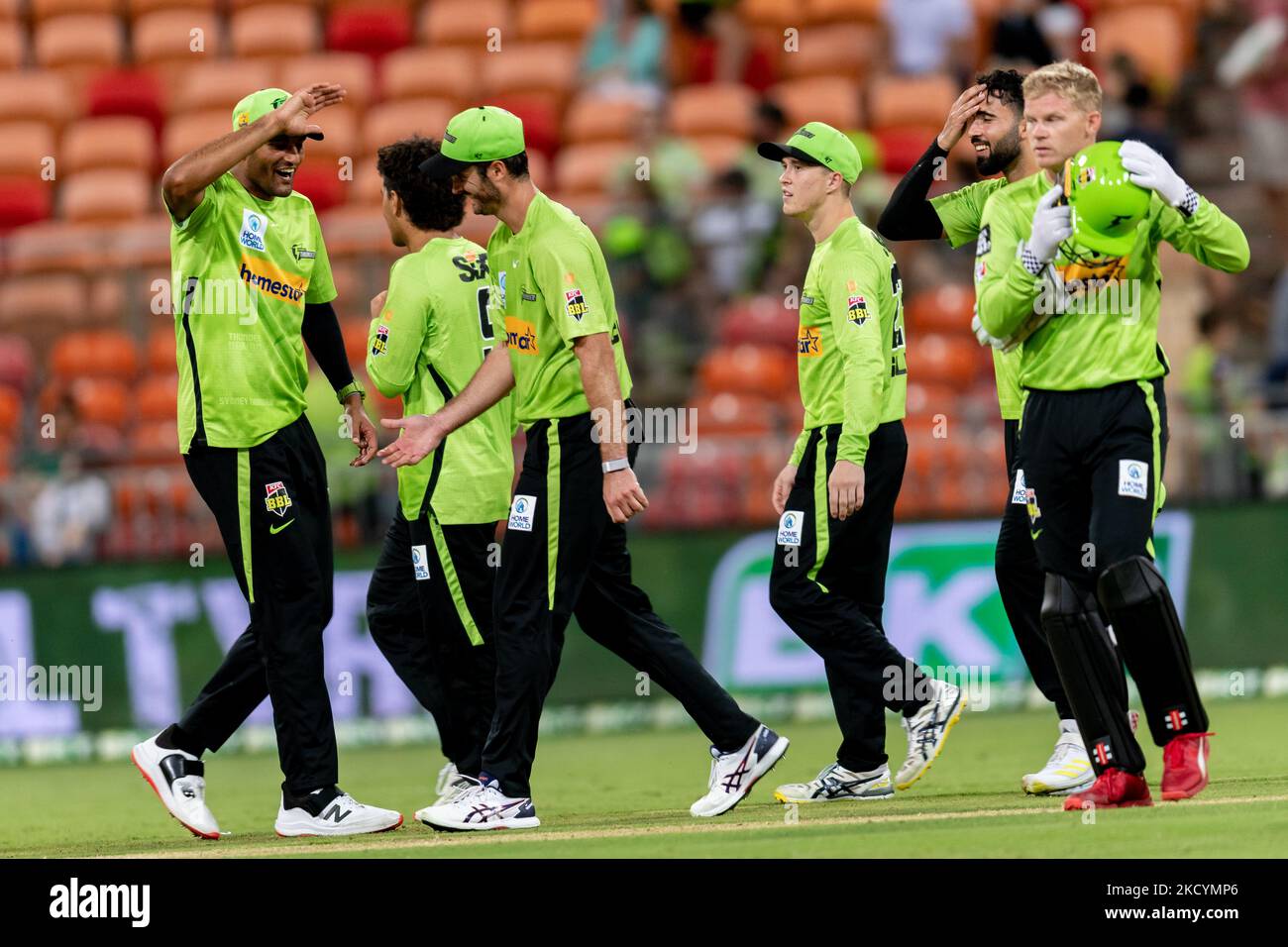 I giocatori di Thunder celebrano la vittoria durante la partita della Big Bash League maschile tra il Sydney Thunder e gli Adelaide Strikers al Sydney Showground Stadium, il 02 gennaio 2022, a Sydney, Australia.( Foto di Izhar Khan /NurPhoto) Foto Stock
