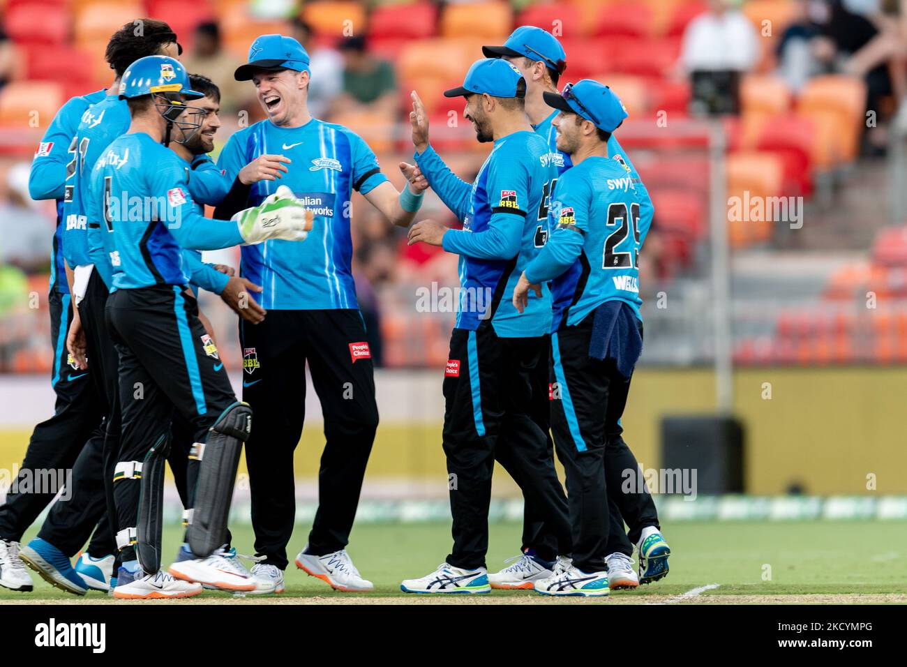 Peter Siddle of Strikers festeggia con i compagni di squadra dopo aver preso il wicket durante la partita tra Sydney Thunder e Adelaide Strikers al Sydney Showground Stadium, il 02 gennaio 2022, a Sydney, Australia.( Foto di Izhar Khan /NurPhoto) Foto Stock