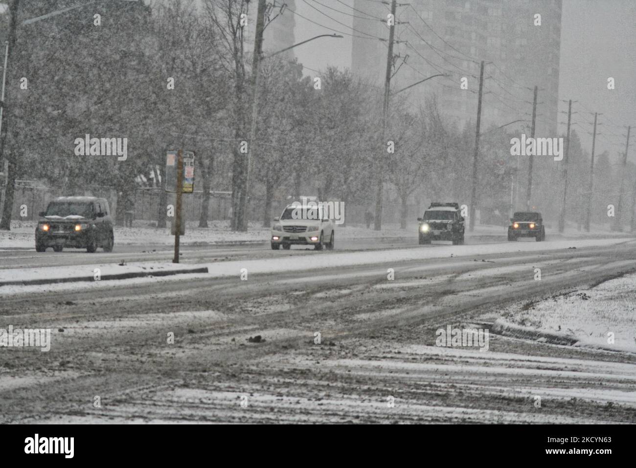 I conducenti percorrono strade scivolose mentre una tempesta di neve ha colpito Toronto, Ontario, Canada, il 02 gennaio 2022. La tempesta dovrebbe cadere tra i 5-10 centimetri di neve attraverso la Greater Toronto Area. (Foto di Creative Touch Imaging Ltd./NurPhoto) Foto Stock