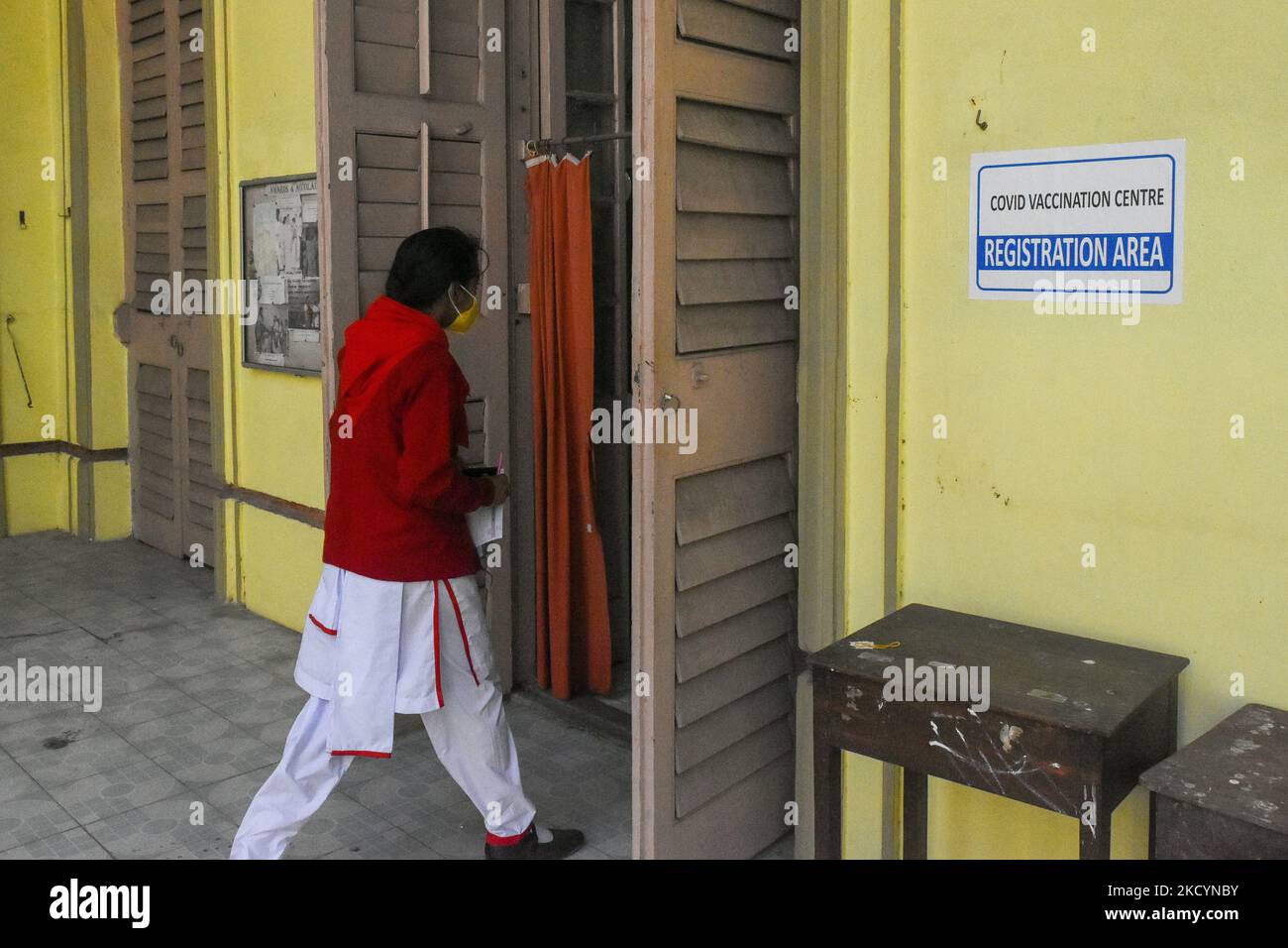 Uno studente è visto entrare in una sala di registrazione di un centro di vaccinazione COVID-19 che è istituito in una scuola a Kolkata , in India , Il 3 gennaio 2022, il governo indiano ha aumentato la vaccinazione di tutti gli studenti e dei bambini al di sopra dei 15 anni di età, in quanto il paese vede un aumento dei casi COVID-19 a causa della nuova variante di omicron del coronavirus . (Foto di Debarchan Chatterjee/NurPhoto) Foto Stock