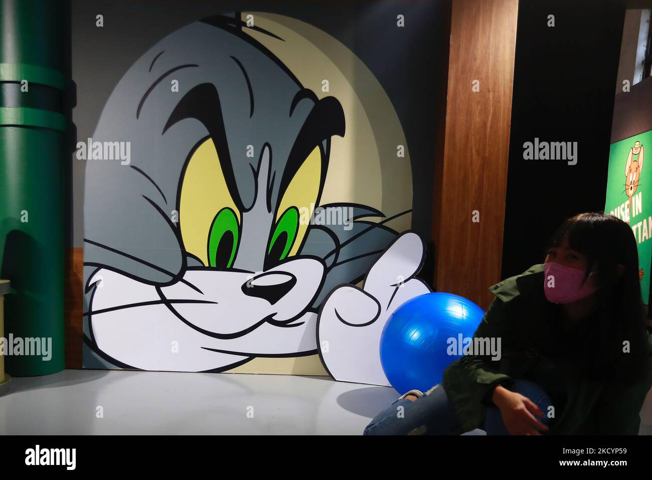 Una signora è vista all'interno della stanza di Jerry, ad un Tom and Jerry Exhibition a Taipei, mentre la situazione di Covid rimane stabile a Taiwan, a Taipei, Taiwan, 4 gennaio 2022. La mostra di Tom e Jerry, che è un'animazione americana tradizionale e famosa in tutto il mondo dell'intrattenimento Warner Brothers, durerà fino al 28 febbraio 2022. (Foto di Ceng Shou Yi/NurPhoto) Foto Stock