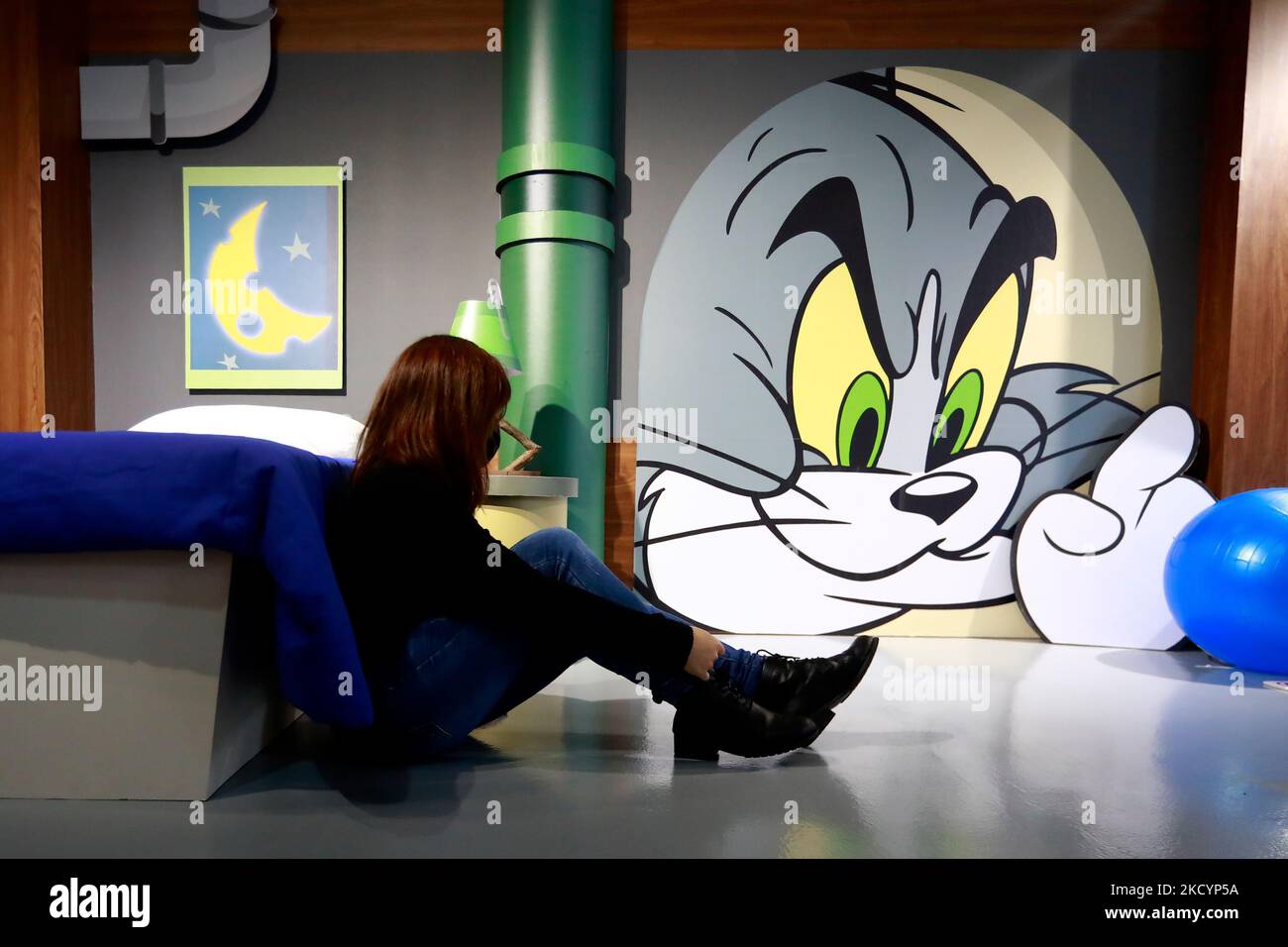 Una signora è vista all'interno della stanza di Jerry, ad un Tom and Jerry Exhibition a Taipei, mentre la situazione di Covid rimane stabile a Taiwan, a Taipei, Taiwan, 4 gennaio 2022. La mostra di Tom e Jerry, che è un'animazione americana tradizionale e famosa in tutto il mondo dell'intrattenimento Warner Brothers, durerà fino al 28 febbraio 2022. (Foto di Ceng Shou Yi/NurPhoto) Foto Stock