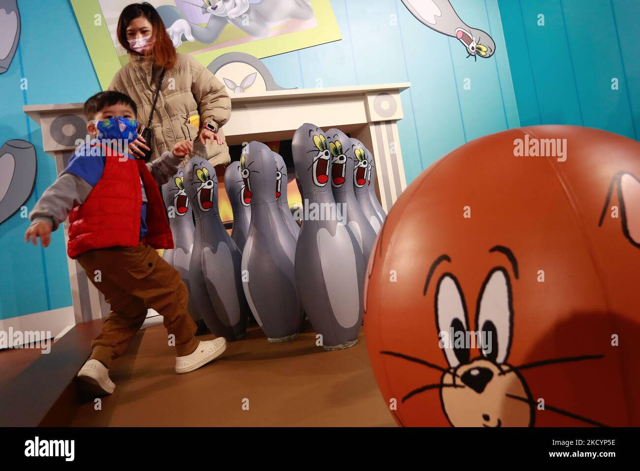 Un bambino e sua madre sono visti giocare in uno stand, ad una mostra di Tom and Jerry a Taipei, mentre la situazione di Covid rimane stabile a Taiwan, a Taipei, Taiwan, il 4 gennaio 2022. La mostra di Tom e Jerry, che è un'animazione americana tradizionale e famosa in tutto il mondo dell'intrattenimento Warner Brothers, durerà fino al 28 febbraio 2022. (Foto di Ceng Shou Yi/NurPhoto) Foto Stock