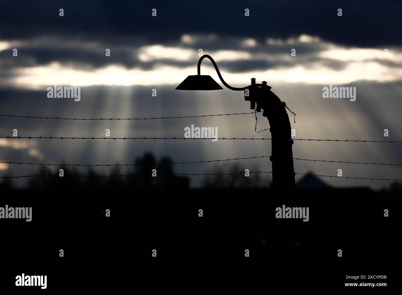 Fili spinati nell'ex campo di concentramento tedesco nazista Auschwitz II-Birkenau a Brzezinka, vicino Oswiecim, Polonia, il 3 gennaio 2022. (Foto di Jakub Porzycki/NurPhoto) Foto Stock