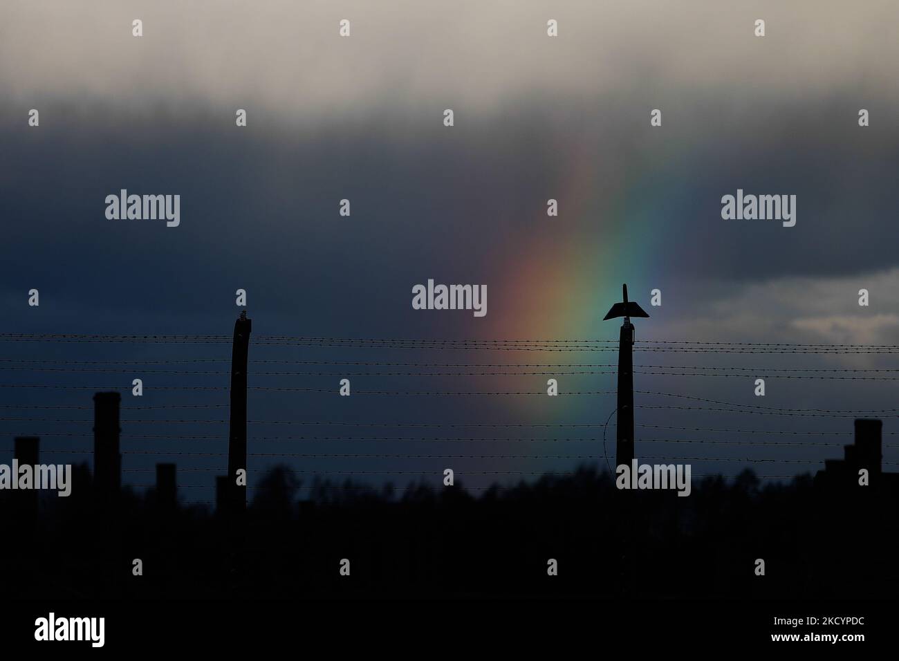 Rainbow è visto sopra l'ex campo di concentramento tedesco nazista Auschwitz II-Birkenau a Brzezinka vicino Oswiecim, Polonia il 3 gennaio 2022. (Foto di Jakub Porzycki/NurPhoto) Foto Stock