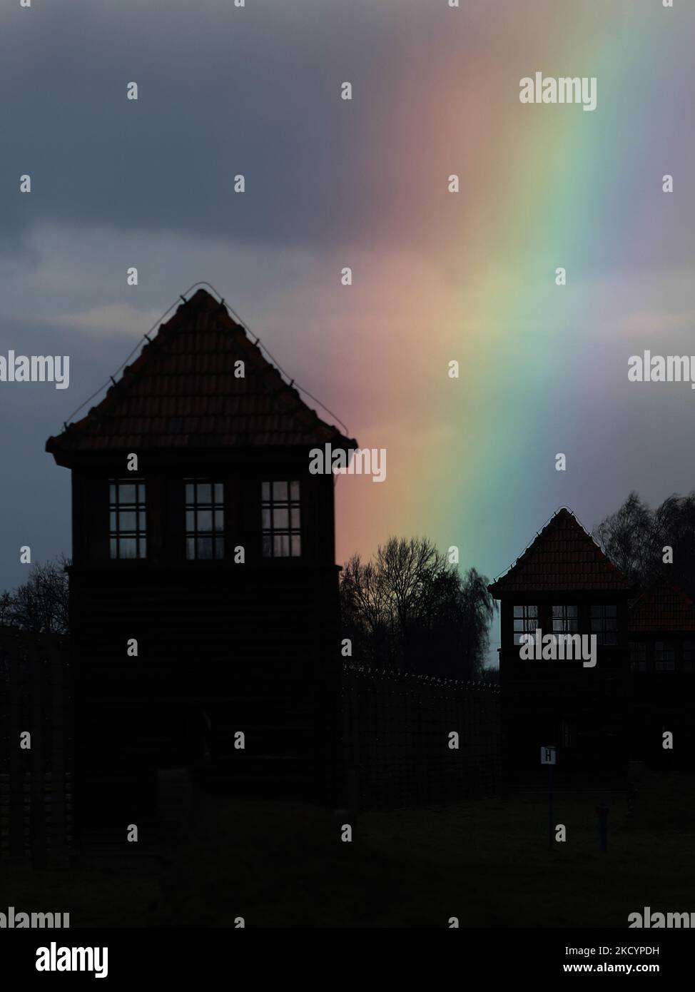 Rainbow è visto sopra l'ex campo di concentramento tedesco nazista Auschwitz II-Birkenau a Brzezinka vicino Oswiecim, Polonia il 3 gennaio 2022. (Foto di Jakub Porzycki/NurPhoto) Foto Stock