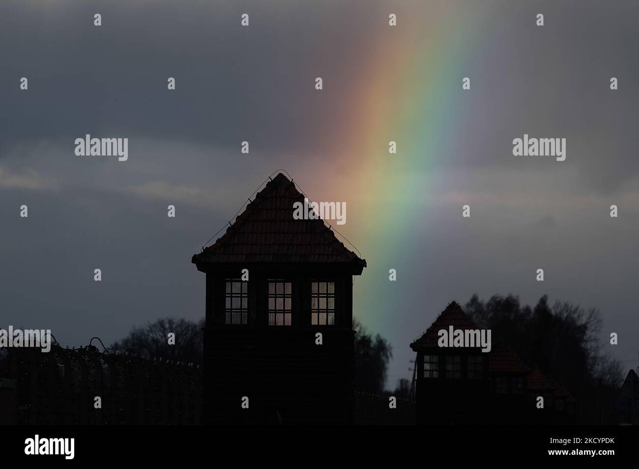 Rainbow è visto sopra l'ex campo di concentramento tedesco nazista Auschwitz II-Birkenau a Brzezinka vicino Oswiecim, Polonia il 3 gennaio 2022. (Foto di Jakub Porzycki/NurPhoto) Foto Stock