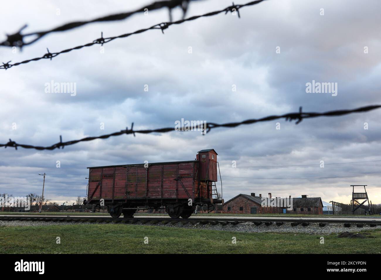 Un box car presso l'ex campo di concentramento tedesco nazista Auschwitz II-Birkenau a Brzezinka vicino Oswiecim, Polonia il 3 gennaio 2022. (Foto di Jakub Porzycki/NurPhoto) Foto Stock
