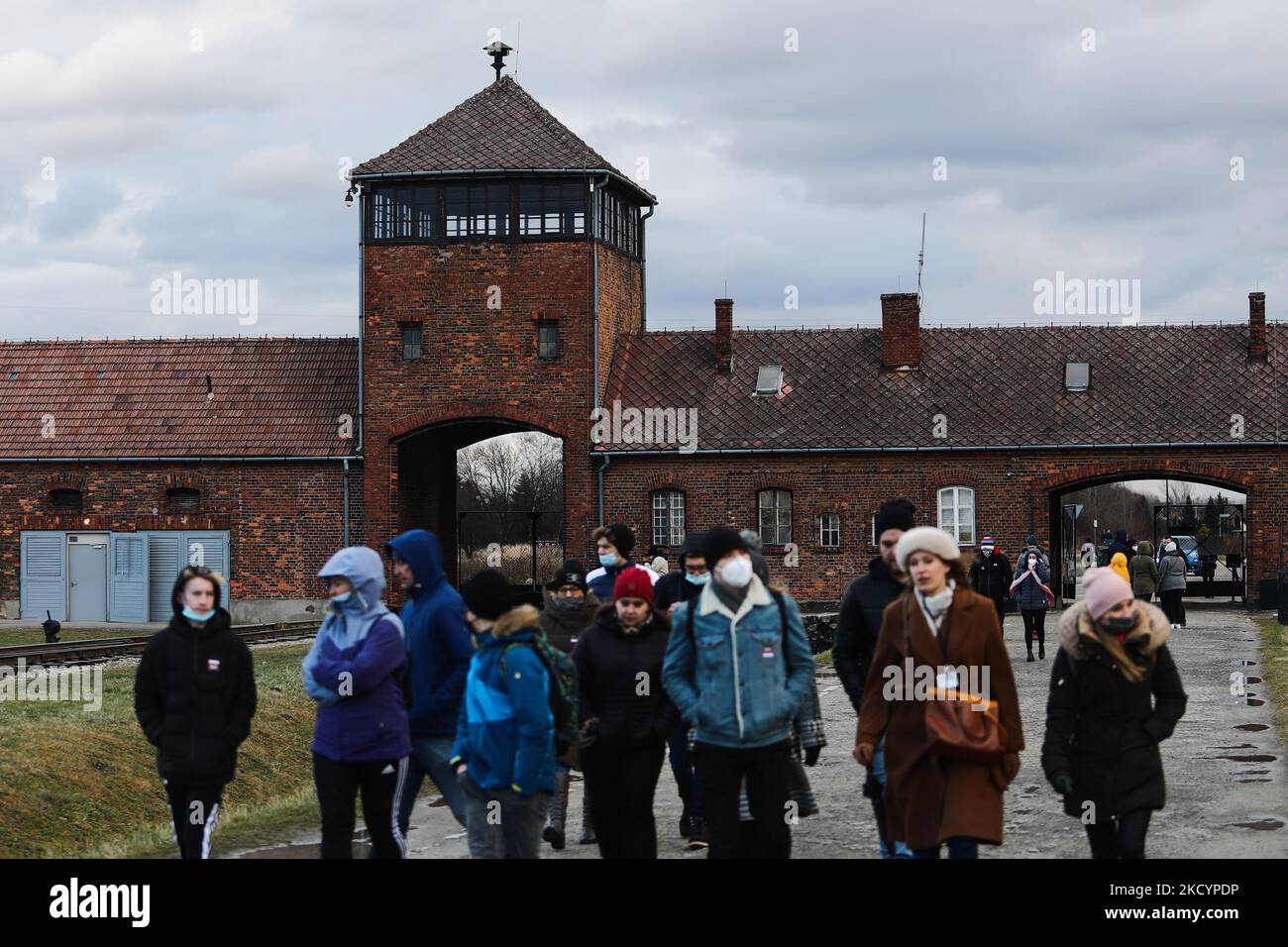 I visitatori dell'ex campo di concentramento tedesco nazista Auschwitz II-Birkenau a Brzezinka, vicino Oswiecim, Polonia, il 3 gennaio 2022. (Foto di Jakub Porzycki/NurPhoto) Foto Stock