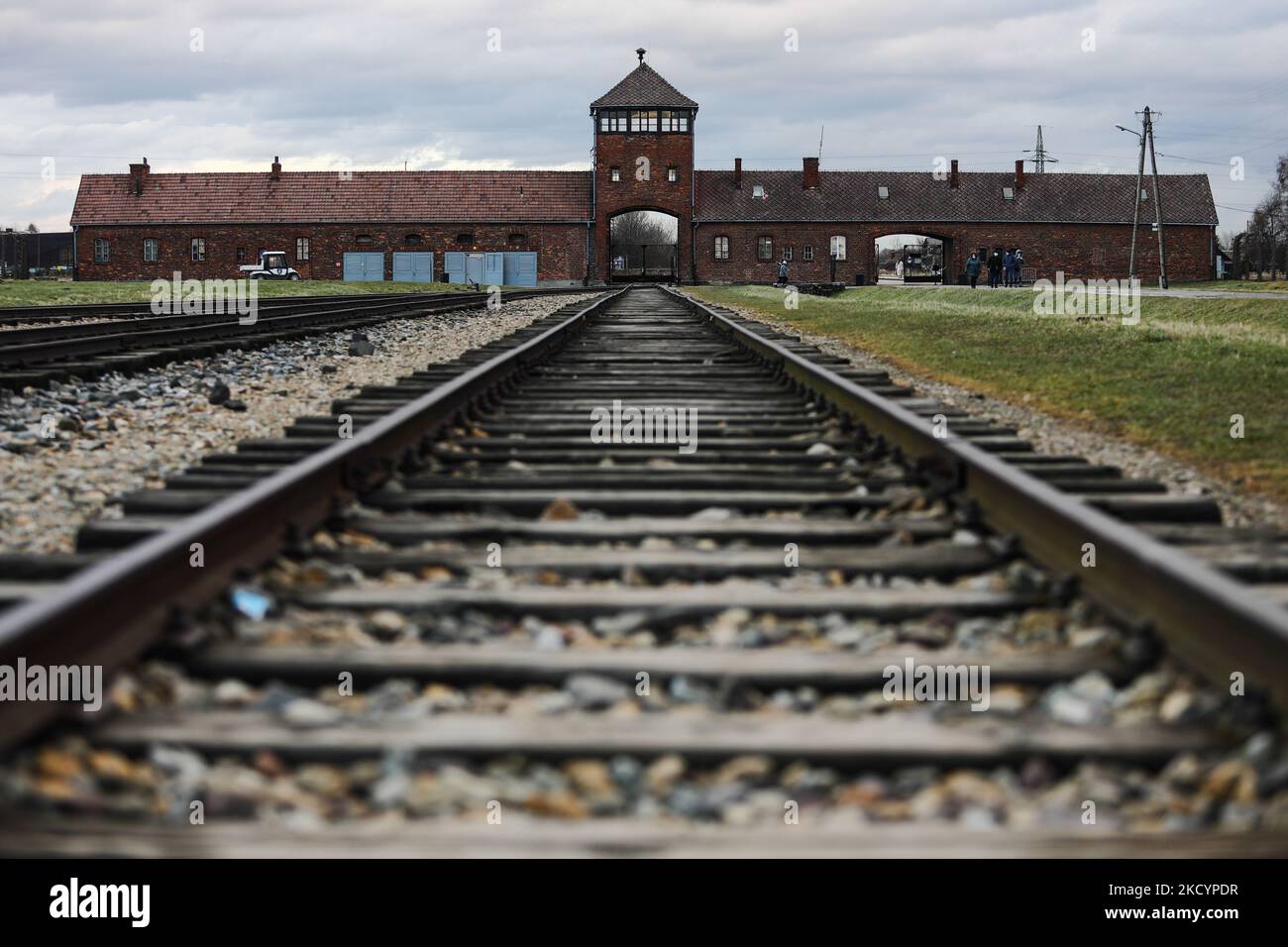 Porta della morte presso l'ex campo di concentramento tedesco nazista Auschwitz II-Birkenau a Brzezinka, vicino Oswiecim, Polonia, il 3 gennaio 2022. (Foto di Jakub Porzycki/NurPhoto) Foto Stock